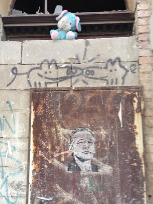 Triple Art – Plüschtier, Schweinchen und Assange
