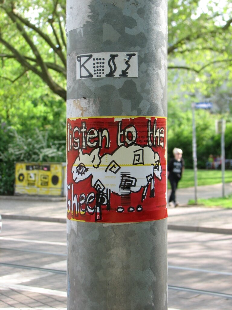 Schaf auf Rot