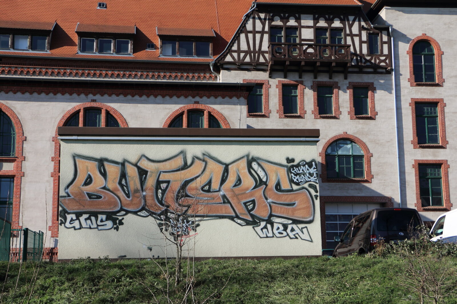 Farblich angepasst