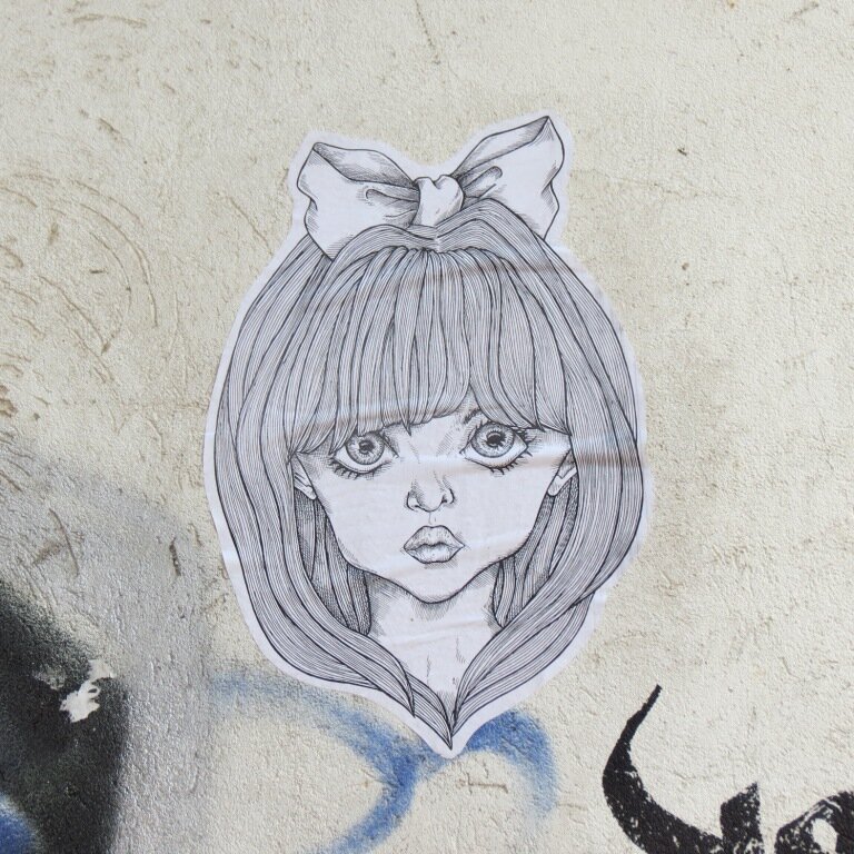 Mädchen mit Haarschleife