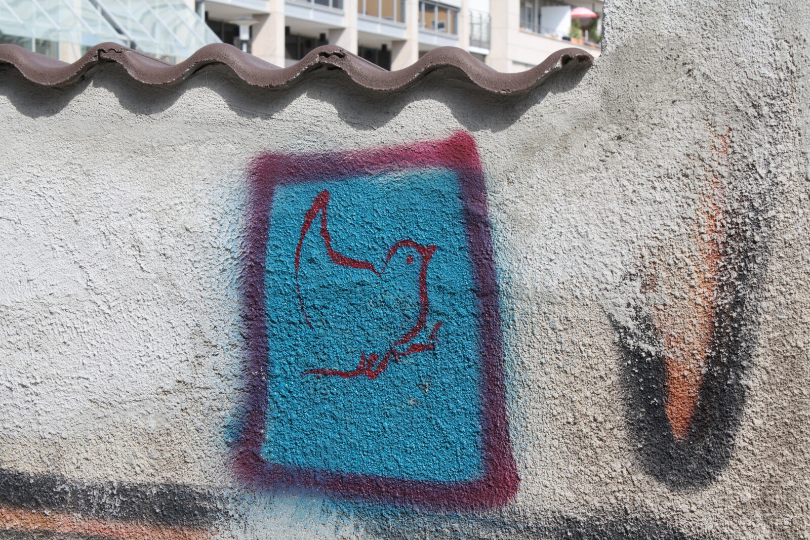 Roter Vogel auf blauem Grund