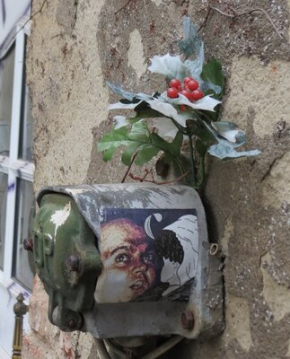 Street art mit Blumenschmuck