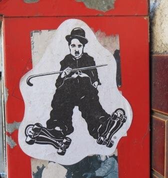 Charly Tramp mit Rollschuhen