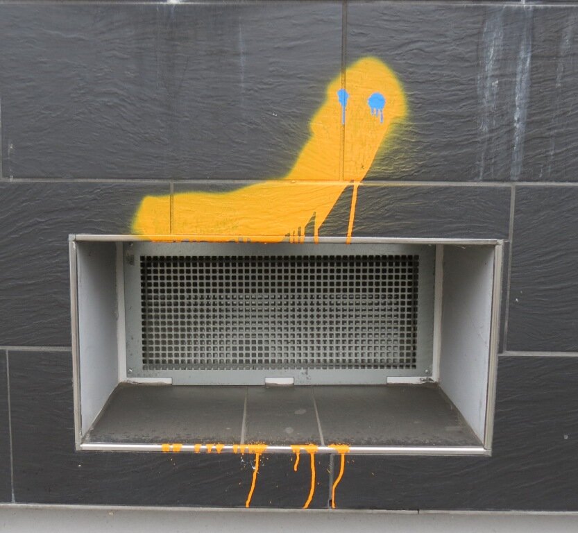 street art minimal - gelbe Schlangen