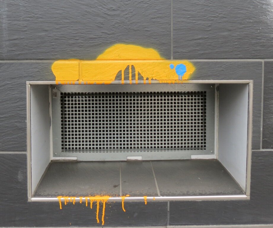 street art minimal - gelbe Schlangen