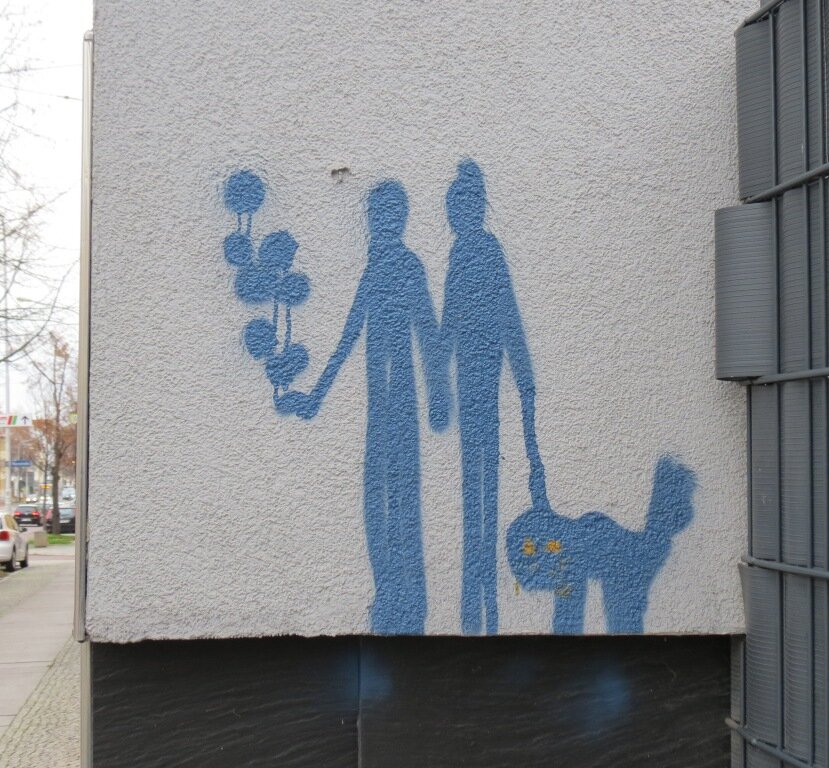 Paar mit Hund und Freunden