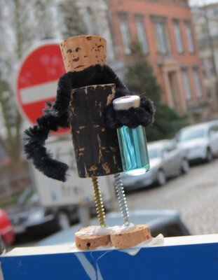 Korkie mit Flasche