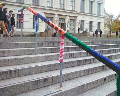 Strickkunst auf dem Uniplatz