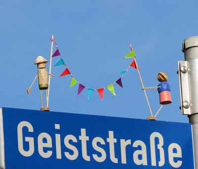 Korkie-Paar mit Wimpeln