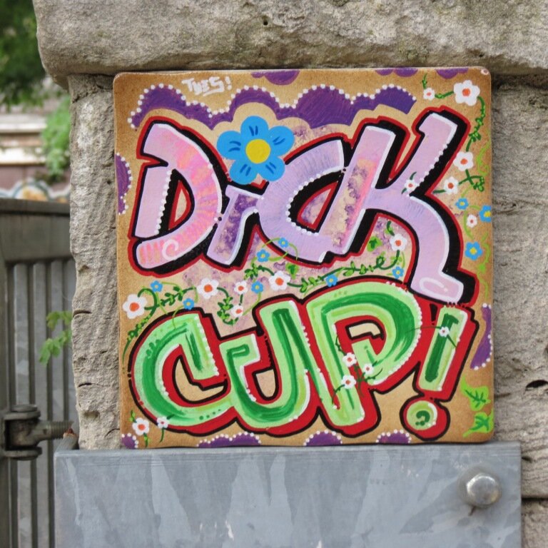 Dick-CUP-Fliese mit Blumen