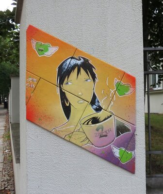Frauenkopf mit Tasse