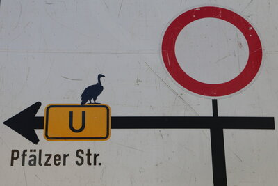 Schilderspielereien... Vorfahrt für den Klapperstorch