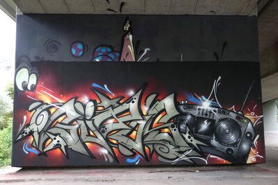 Unter der Brücke (B80-West): Güros mit Graffiti-Blaster und Psycho by SHIZO