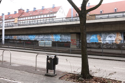 Griechische Göttinnen an der Waisenhausmauer