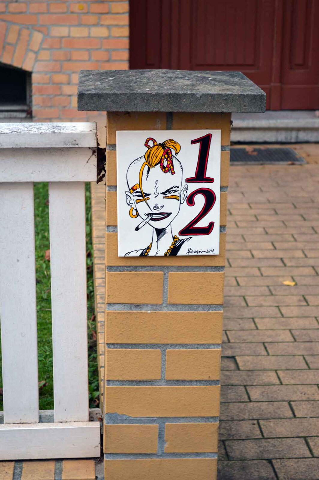 Fliesengrimm? in der Wielandstraße