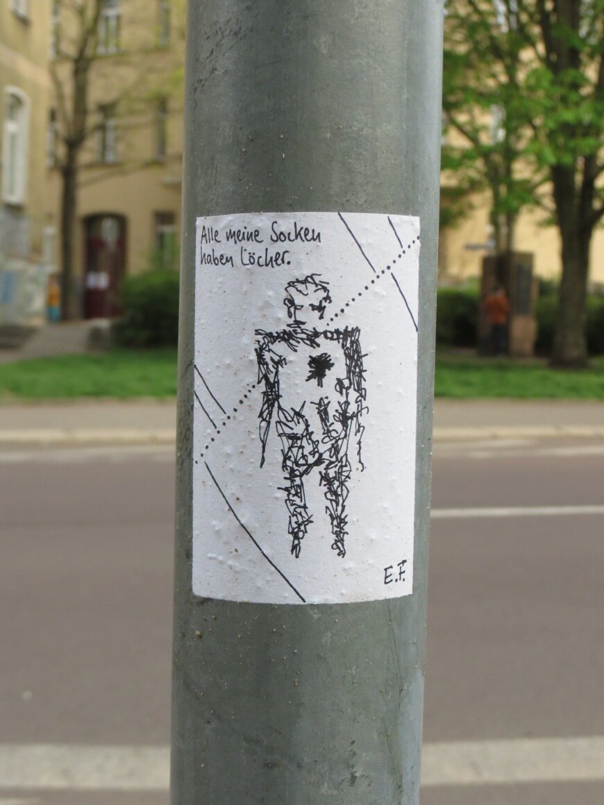 E.F. hat Strumpflöcher