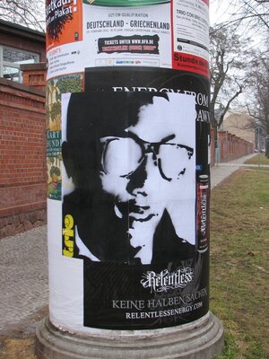 trio an der Litfaßsäule 2.