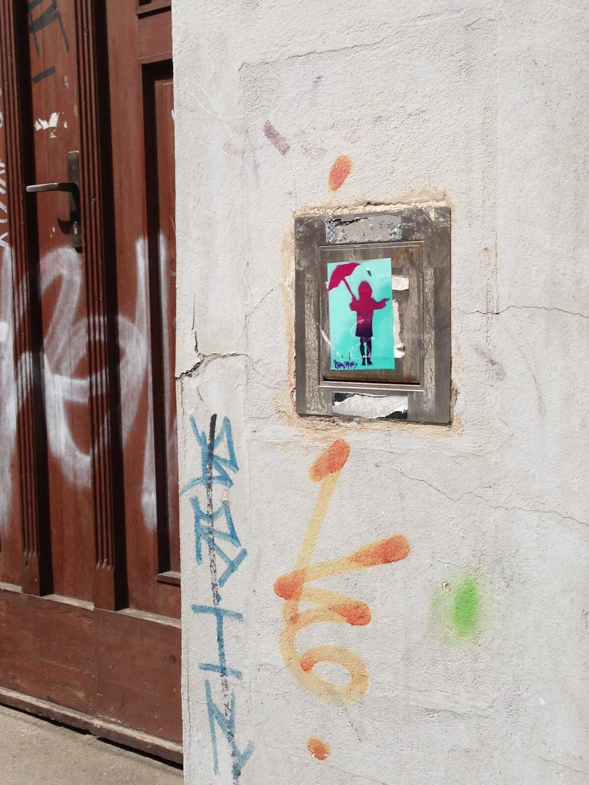 Schirmelinchen auf Hauswand