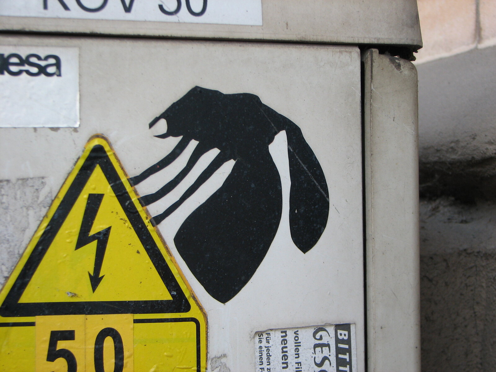 Schwarze Stickerfigur als Cutout eines Insekts mit Flügeln mit ausgebreiteten Flügeln neben einem gelben Warndreieck mit Blitzsymbol.