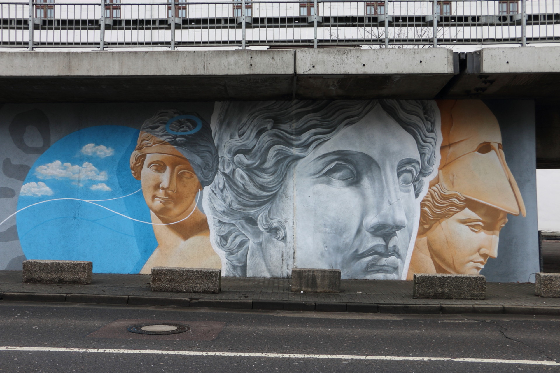 Griechische Göttinnen an der Waisenhausmauer
