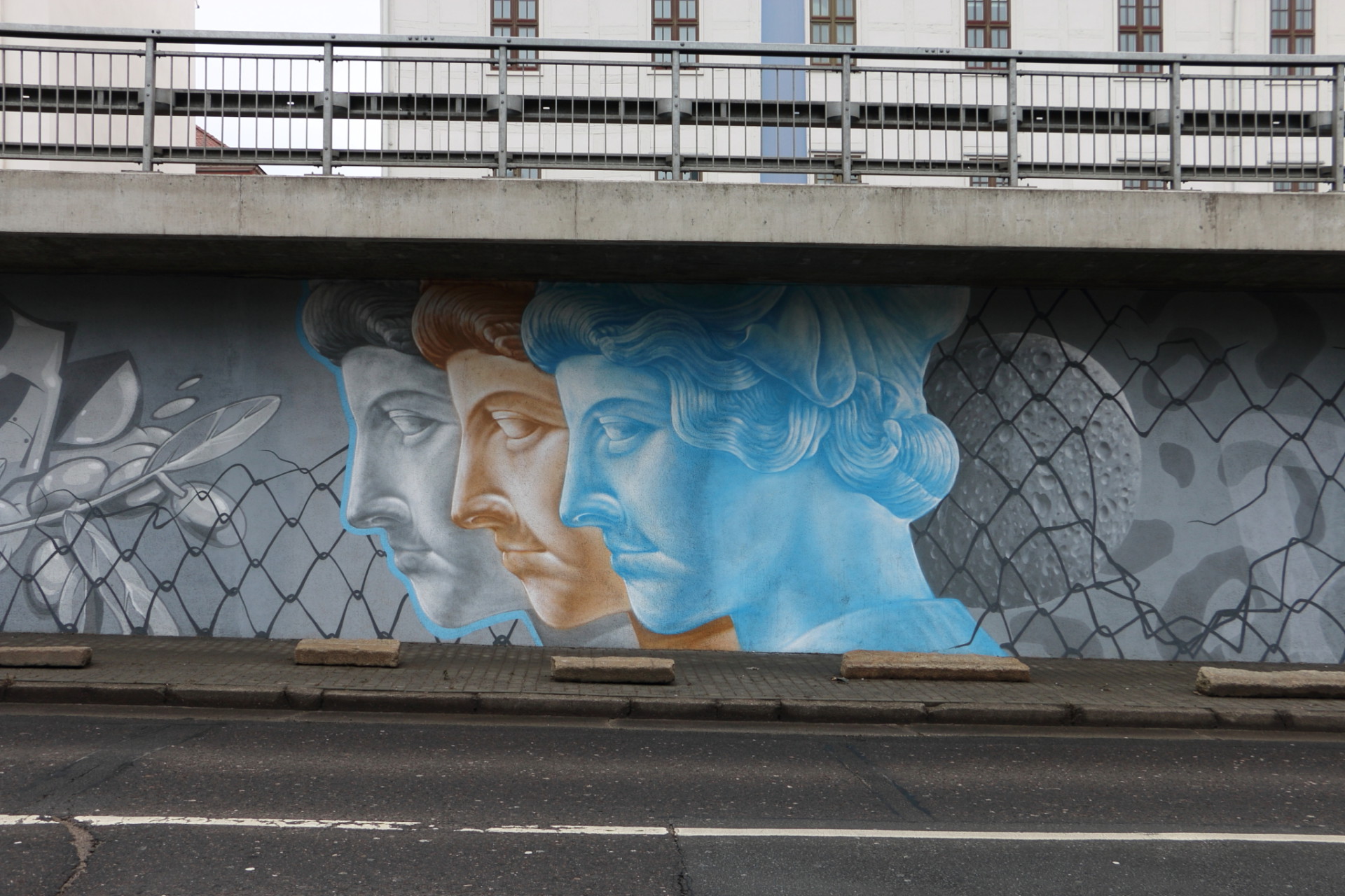 Griechische Göttinnen an der Waisenhausmauer